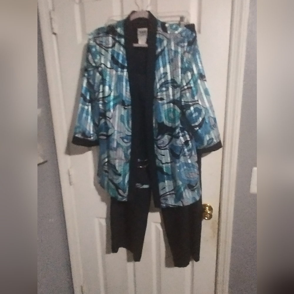 Two-piece Pant Suit With Built-in Shirt & Pants Size 16 Open Front 3/4 Sleeve.